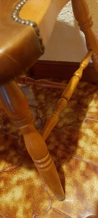 Silla de madera con asiento de piel
