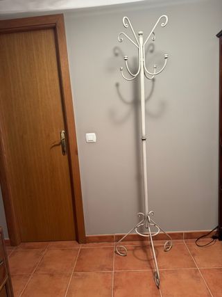 Perchero de pie blanco