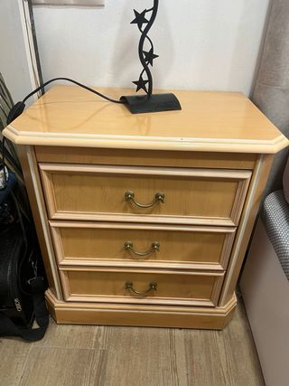 Cómoda de madera clara con espejo y mesitas noche
