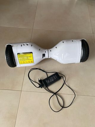 Patinete eléctrico blanco con cargador