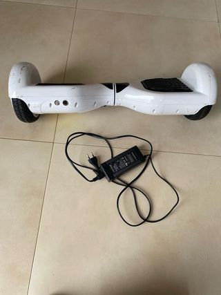 Patinete eléctrico blanco con cargador