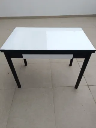 Tavolo da cucina estensibile in vetro e metallo