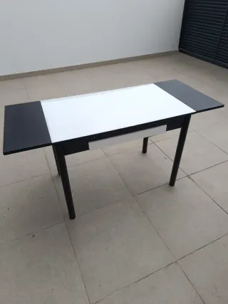 Tavolo da cucina estensibile in vetro e metallo