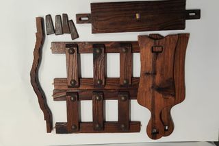 Porta riviste in legno con borchie