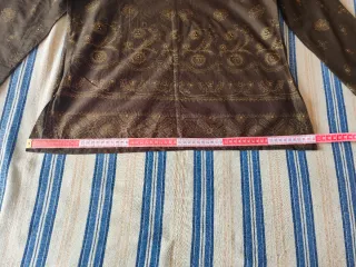 Camisa verde  estampadaen Dorado