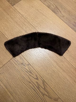 Collo in pelo marrone