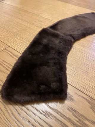 Collo in pelo marrone