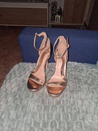 Tacones dorados plataforma