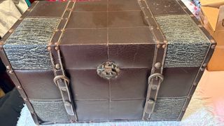 Baúl de piel y madera para restaurar