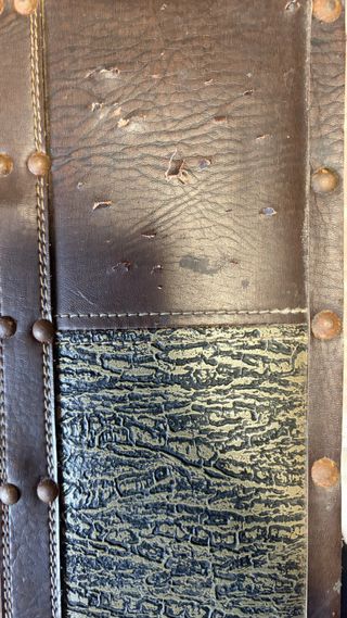 Baúl de piel y madera para restaurar