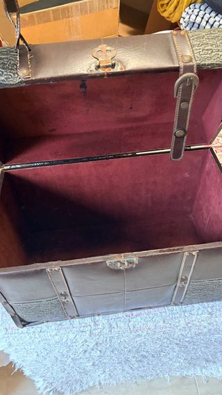 Baúl de piel y madera para restaurar