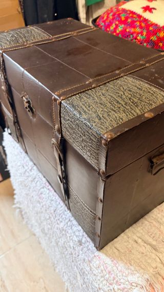 Baúl de piel y madera para restaurar