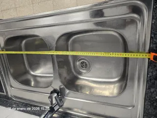 Fregadero doble de acero inoxidable con grifo
