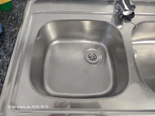 Fregadero doble de acero inoxidable con grifo