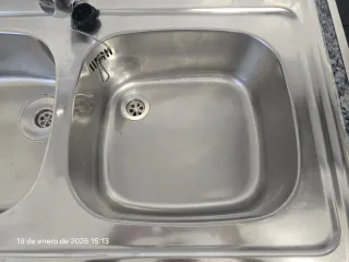 Fregadero doble de acero inoxidable con grifo