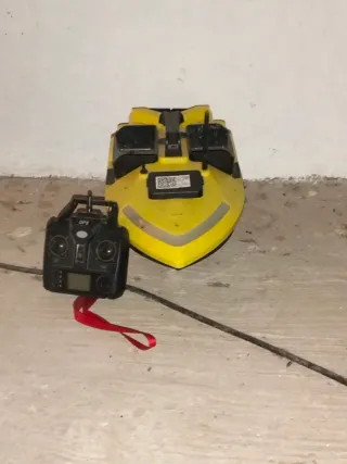 Barco de pesca con mando a distancia