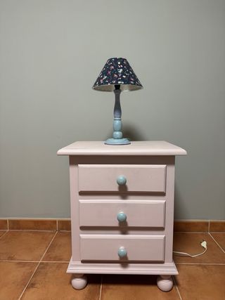 Mesita de noche rosa con tiradores azules