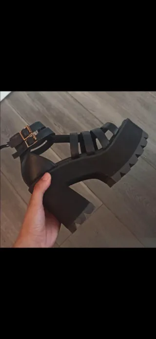 Sandalias romanas con plataforma y tacón