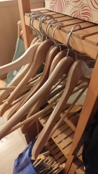 Perchas de madera y metal