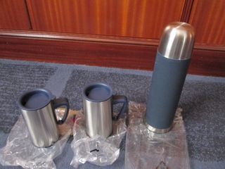 Termo y vasos de metal