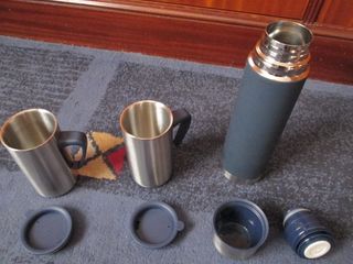 Termo y vasos de metal