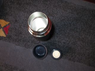 Termo y vasos de metal