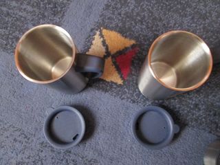 Termo y vasos de metal