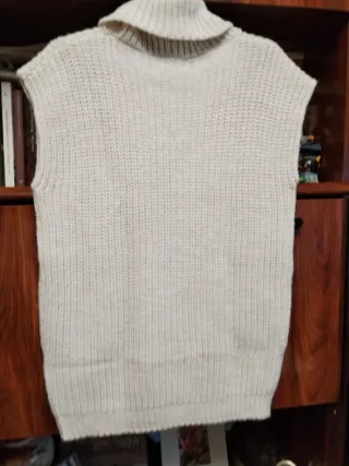 Chaleco de punto beige cuello alto