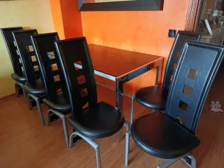Mesa cristal y 6 sillas negras