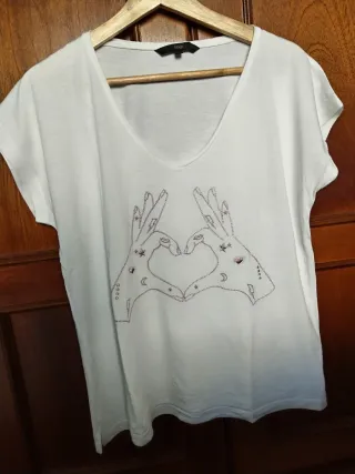 Camiseta blanca con estampado de manos