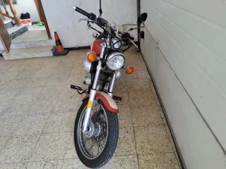 Yamaha XV250 Virago Cruiser Roja y Beige