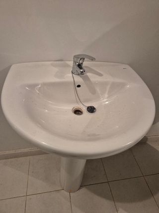 Lavamanos con pedestal y grifería