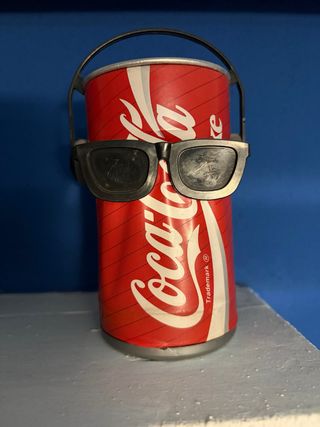 Lata Coca-Cola Vintage con Gafas