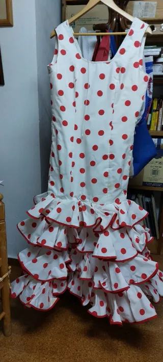 Varios vestidos de flamenca