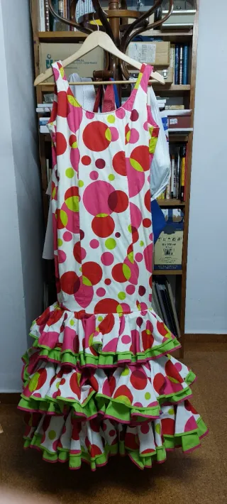 Varios vestidos de flamenca