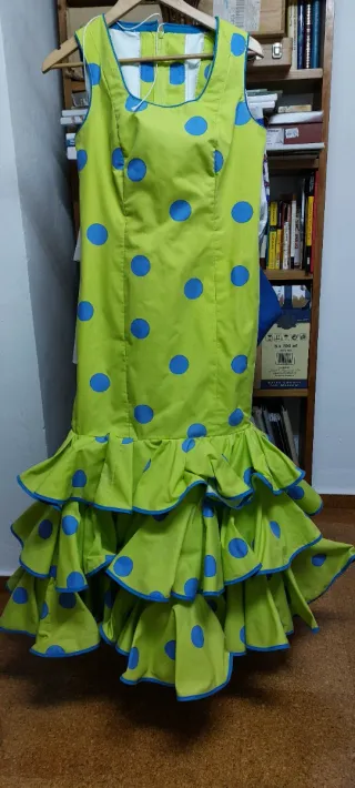 Varios vestidos de flamenca