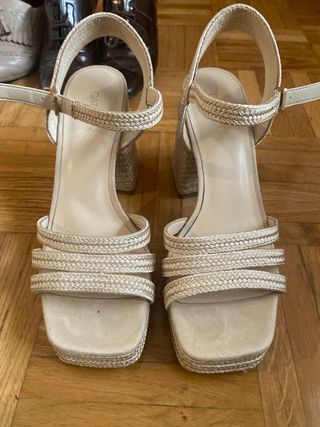 Sandalias de tacón beige