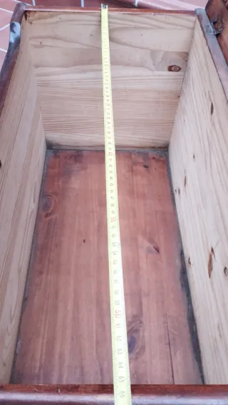 Baúl de madera marrón