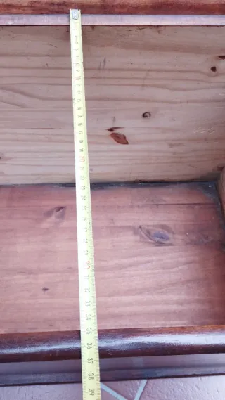 Baúl de madera marrón