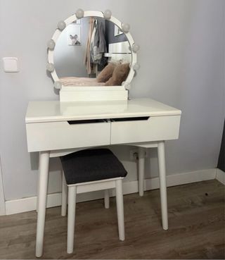 Tocador blanco con espejo y luces