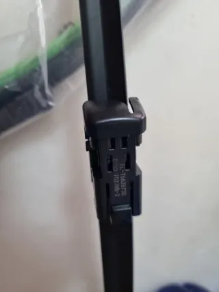 2 Limpiaparabrisas  1° de 70 cm 2° de 54 cm