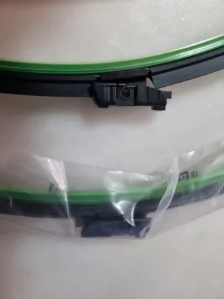 2 Limpiaparabrisas  1° de 70 cm 2° de 54 cm