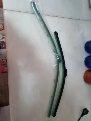 2 Limpiaparabrisas  1° de 70 cm 2° de 54 cm