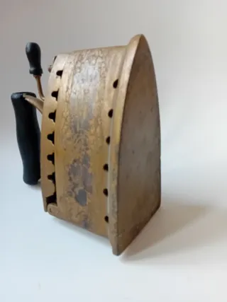 Auténtica antigua plancha de hierro para carbón