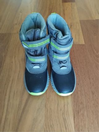 Botas de nieve grises y negras