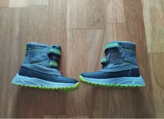 Botas de nieve grises y negras