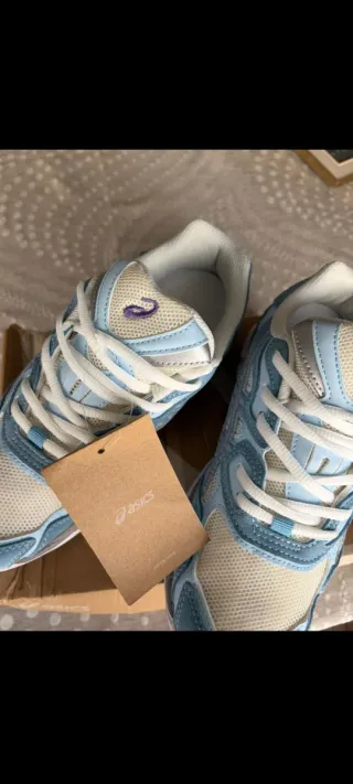 Zapatillas Asics Azules y Blancas