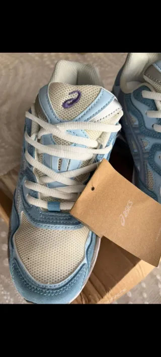 Zapatillas Asics Azules y Blancas