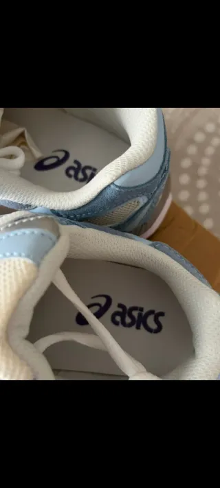 Zapatillas Asics Azules y Blancas