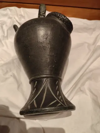 Botijo de cerámica con diseño de serpiente